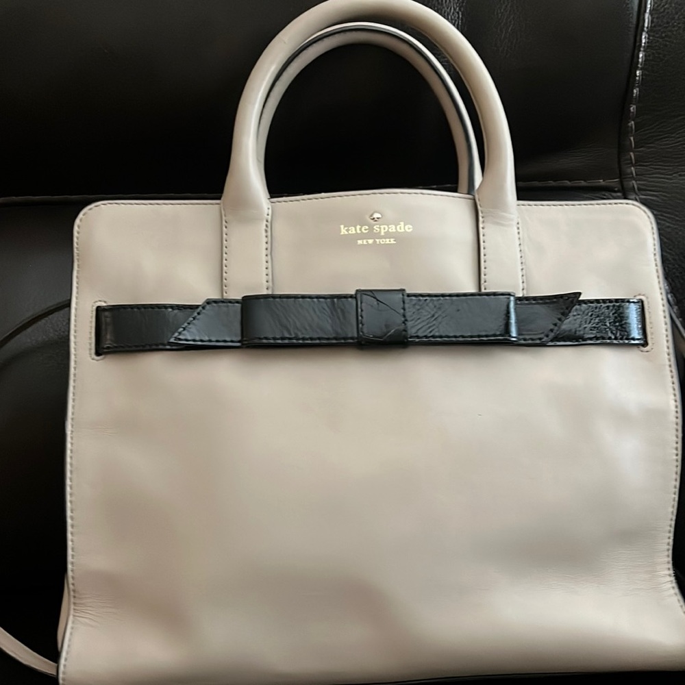 👛 KATE SPADE 👛 bow ALL LEATHER GORGEOUS tote bag 12” W x 10” H. Used once.